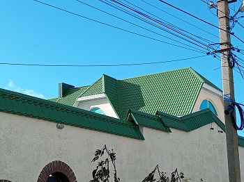 Металлическая кровля на крыше здания в Старом Крыму